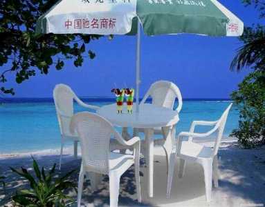 室外沙滩桌椅伞图片大全 4款户外海滩休闲塑料沙滩桌椅照片欣赏
