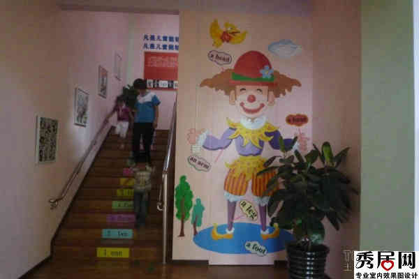 幼儿园楼梯怎样装饰好看 自制楼梯贴配上下楼梯安全标语装修设计效果图