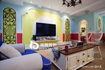 波西米亚风格电视墙造型效果图 红色墙裙配浅蓝色乳胶漆客厅装修设计图片