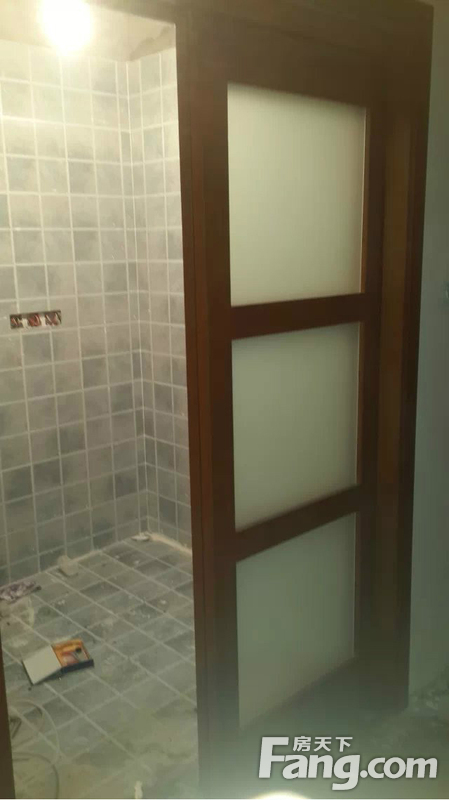 买房带的装修瓷砖防水不好_装修用木地板好还是瓷砖好_装修厨房和卫生间用什么瓷砖好