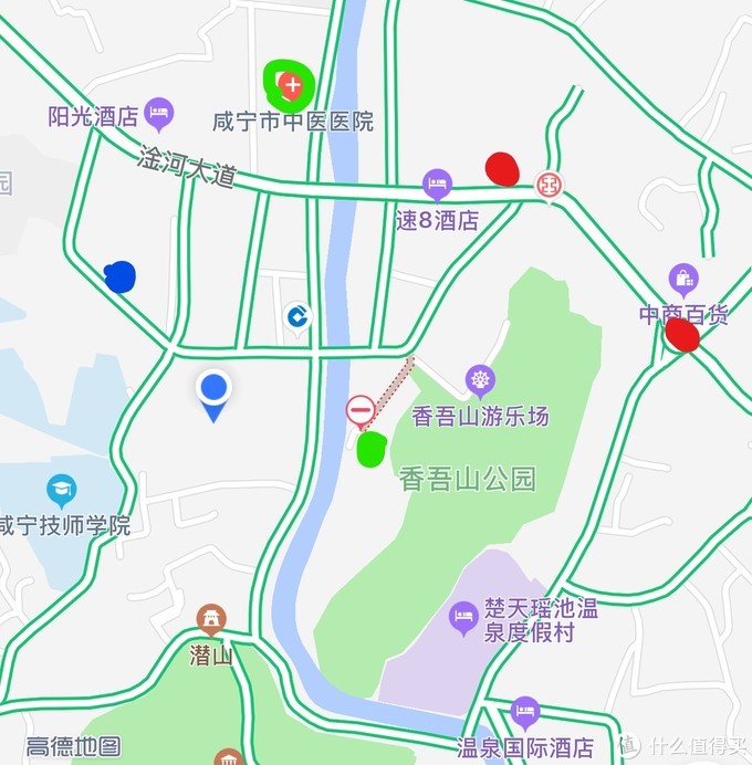 最上面红点是家联超市，中商百货的红点是咸宁最热闹的地方中心花坛；超市、商场、家电卖场、书店云集，买什么都方便。香吾山的绿点是195医院据说皮肤科全国有名。蓝点是3号桥菜场，对面汉地尚街马上建好有个中百仓储。潜山是4A级风景区。从小区走过去8分钟吧。