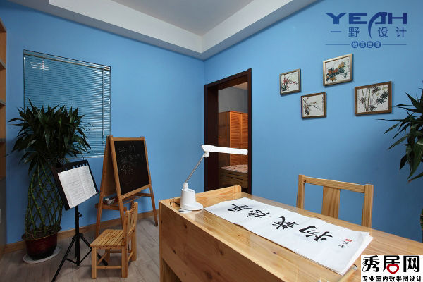 书房摆放自制式小型黑板造型设计图 简约式书房蓝色墙面搭配原木色实木书桌装修效果图
