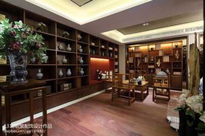 古董文玩店室内博古架布置装修效果图 瓷器专卖店会客洽谈区设计图片