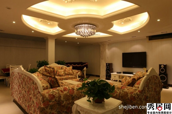 客厅红色玫瑰花图案软装沙发搭配白色实木茶几造型设计图 美式风情客厅圆池型吊顶水晶吊灯装修效果图