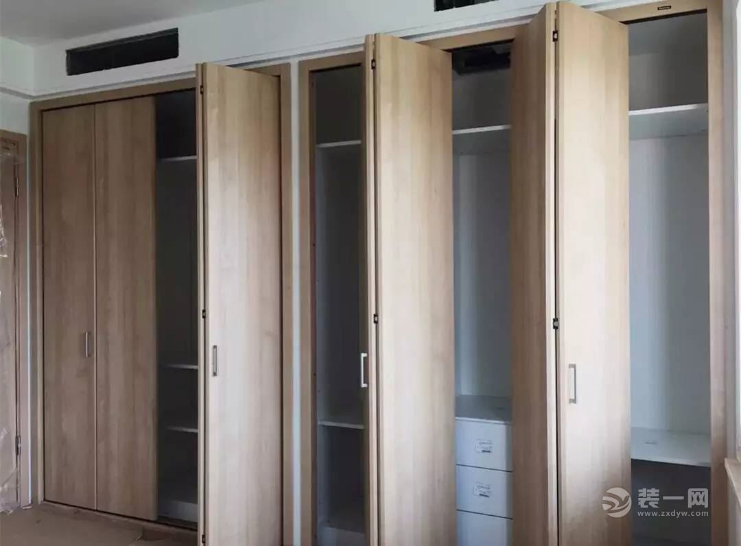 步入式衣柜 怎么 装门_衣柜平板门装修效果图_原木色门装修效果