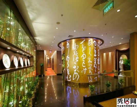 酒店大堂中间带圆形卫生间如何装修好看 北京朱老大酒店大堂墙面荧光文字装修效果图