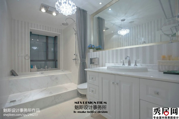 简洁卫生间浅色竖条壁纸搭配长方形浴缸造型设计图 简约式卫浴白色实木橱柜洗手台装修效果图