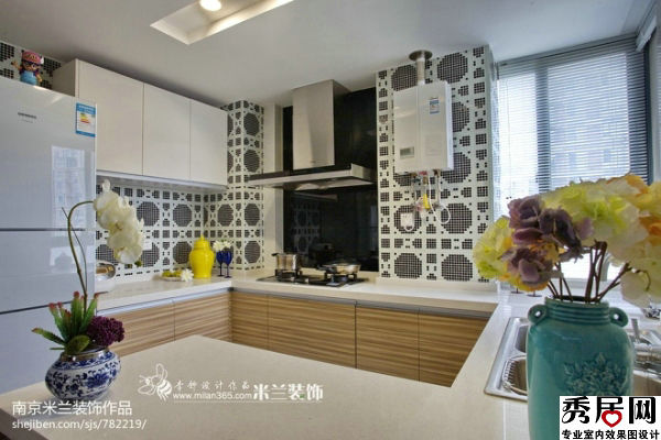 油烟机后面是窗户怎么安装固定 厨房抽吸油烟机安装在窗户上装修效果图