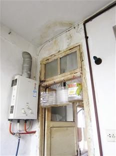 楼下装修打墙会震到楼上防水吗_正常墙面铺墙砖有没有做防水处理_挤痘痘会爆到镜子上