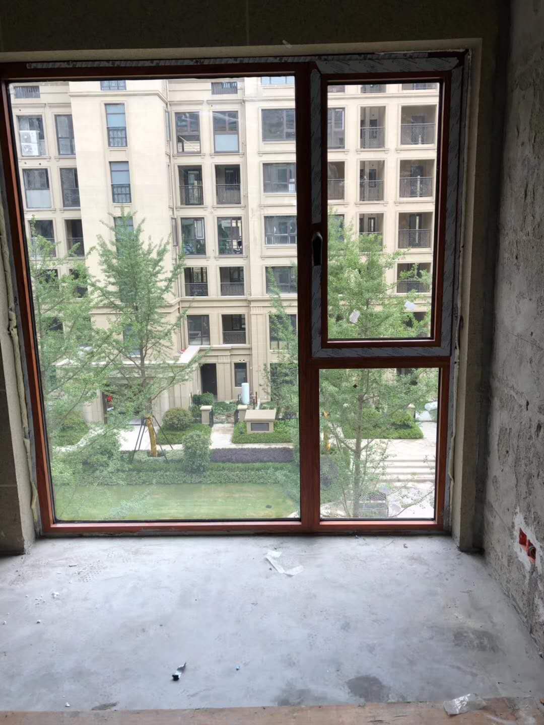 装修落地阳台铝合金框防水_实木落地阳台护栏图片_装修 阳台 防水